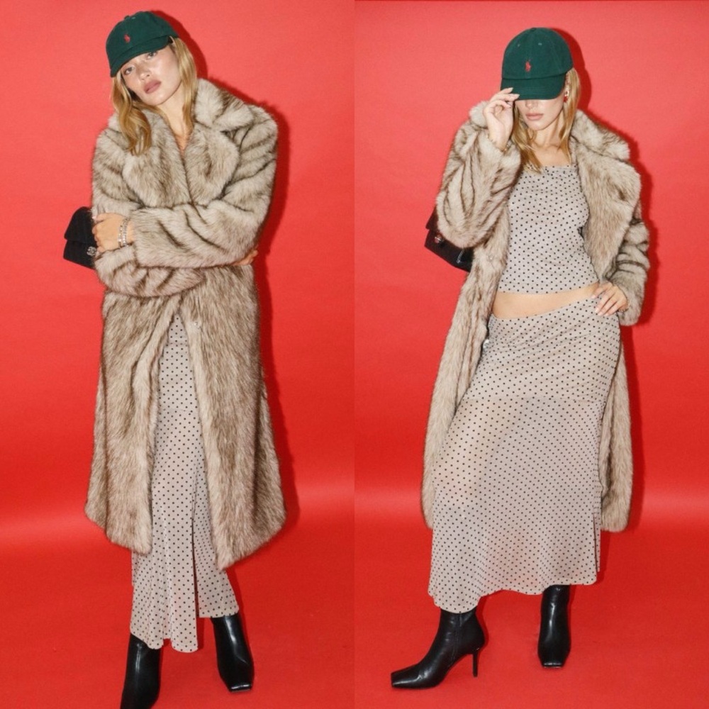 🎄24 HOUR SALE🎄 The Vanderbilt Taupe Belted Faux Fur Coat - Picture 4 of 9